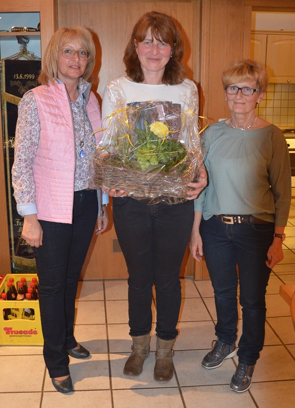 Die beiden Frauensprecherinnen Anette Muhr und Sieglinde Schmidbauer bedankten sich bei der Fachfrau Brigitte Stautner mit einem Geschenk für den informativen Kochkurs bei den Feuerwehrdamen Obertrübenbach.