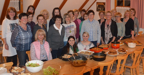 Die Teilnehmerinnen am Kochkurs freuten sich zusammen mit Brigitte Stautner über die gelungenen Schnitzelvariationen, die sie unter Anleitung zubereitet hatten und anschließend probieren konnten.