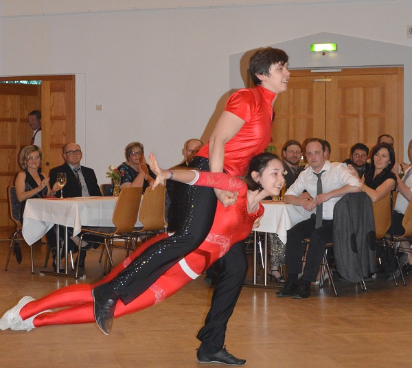 Bild 5: Michelle und Sandro Steubl begeisterten mit ihrer gekonnten Akrobatik