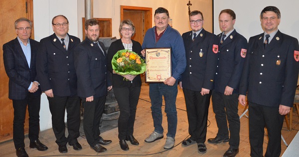 Konrad Spreitzer wurde für seine Verdienste um die FFW Obertrübenbach zum Ehrenkommandanten ernannt. Die Feuerwehrführung und Bürgermeister Franz Reichold gratulierten dem Würdenträger.