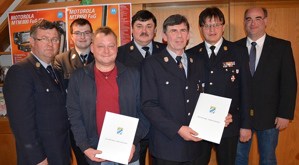 Claus Ruhland und Josef Aumer wurden mit dem Feuerwehrehrenzeichen für über 25- sowie 40-jährige aktive Dienstzeit bei der freiwilligen Feuwehr ausgezeichnet.