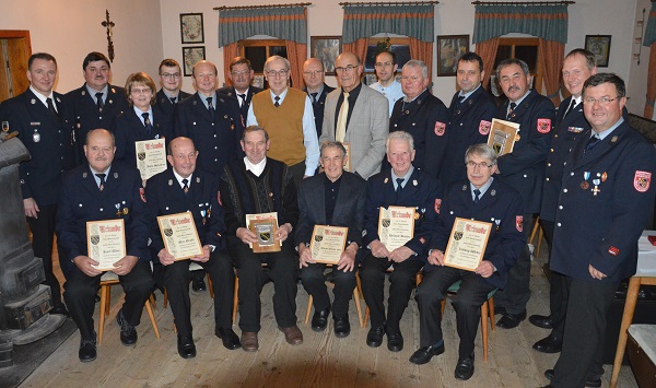 Bild 2: Geehrte wurden zahlreiche Mitglieder der FFW Obertrübenbach für die über über Jahrzehnte andauernde Treue zur örtlichen freiwilligen Feuerwehr.