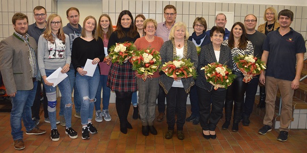 Die FFW Obertrübenbach bedankte sich während der Weihnachtsfeier bei allen ehrenamtlich Tätigen im Verein mit Geschenken.